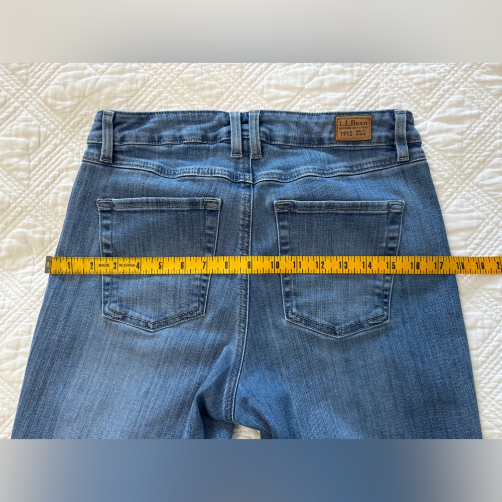 L.L. Bean EUC Light Wash BeanFlex Jeans Size 10P - Picture 8 of 10